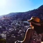 Chica con sombrero admirando la ciudad de México