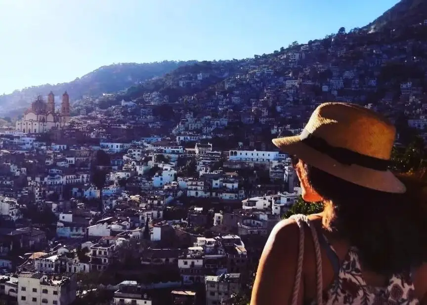 Chica con sombrero admirando la ciudad de México