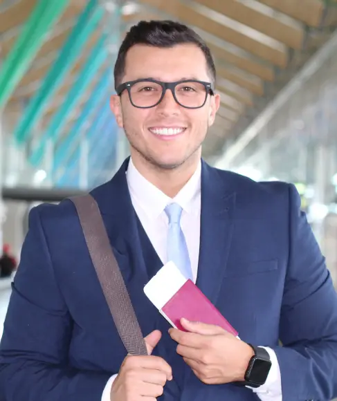 Hombre_sosteniendo_pasaporte_y_boleto_de_avion_MIGRALAW"