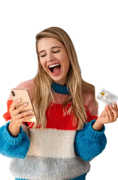 Mujer sonriente sosteniendo tarjeta de residencia