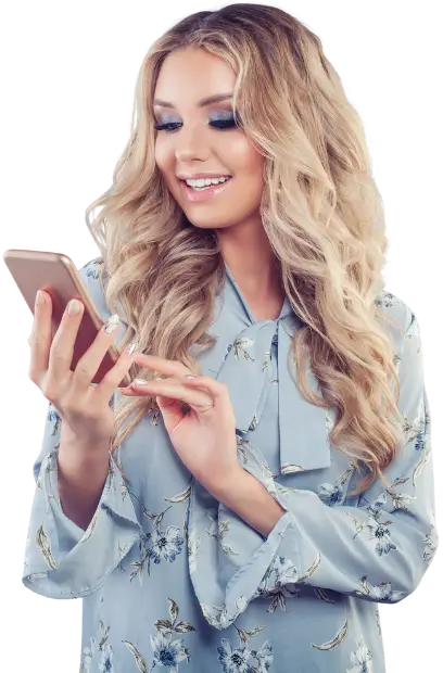 Mujer sonriente tras finalizar proceso con MIGRALAW