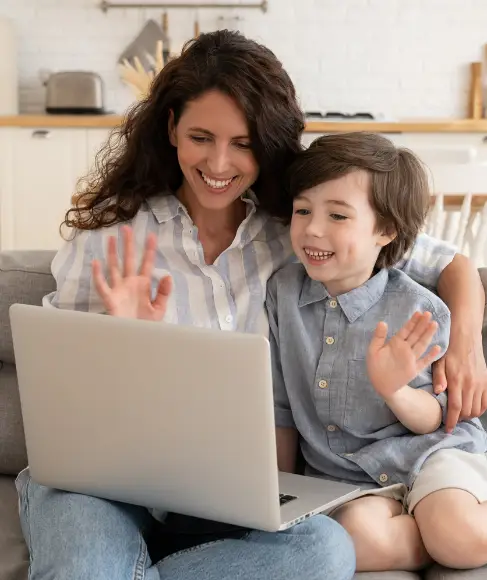 Madre_e_Hija_en_Videoconferencia_MIGRALAW