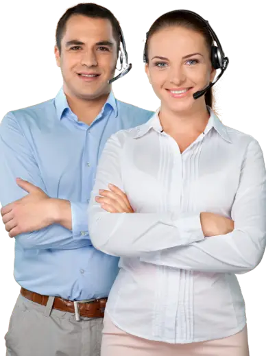 Hombre y mujer de atención al cliente de MIGRALAW sonriendo, representando el compromiso y la amabilidad del servicio